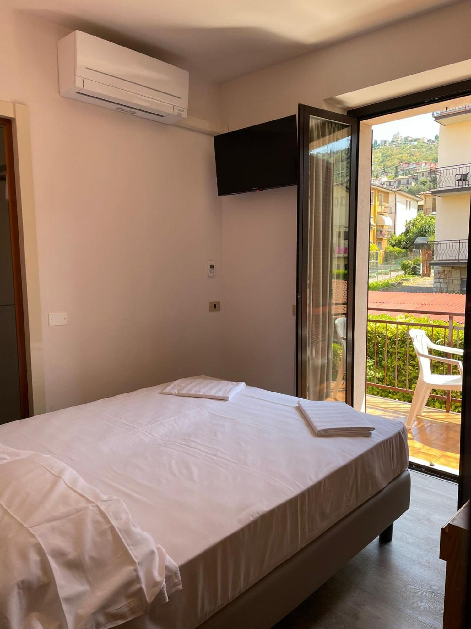 Garni Onda Hotel Torri Del Benaco Room photo