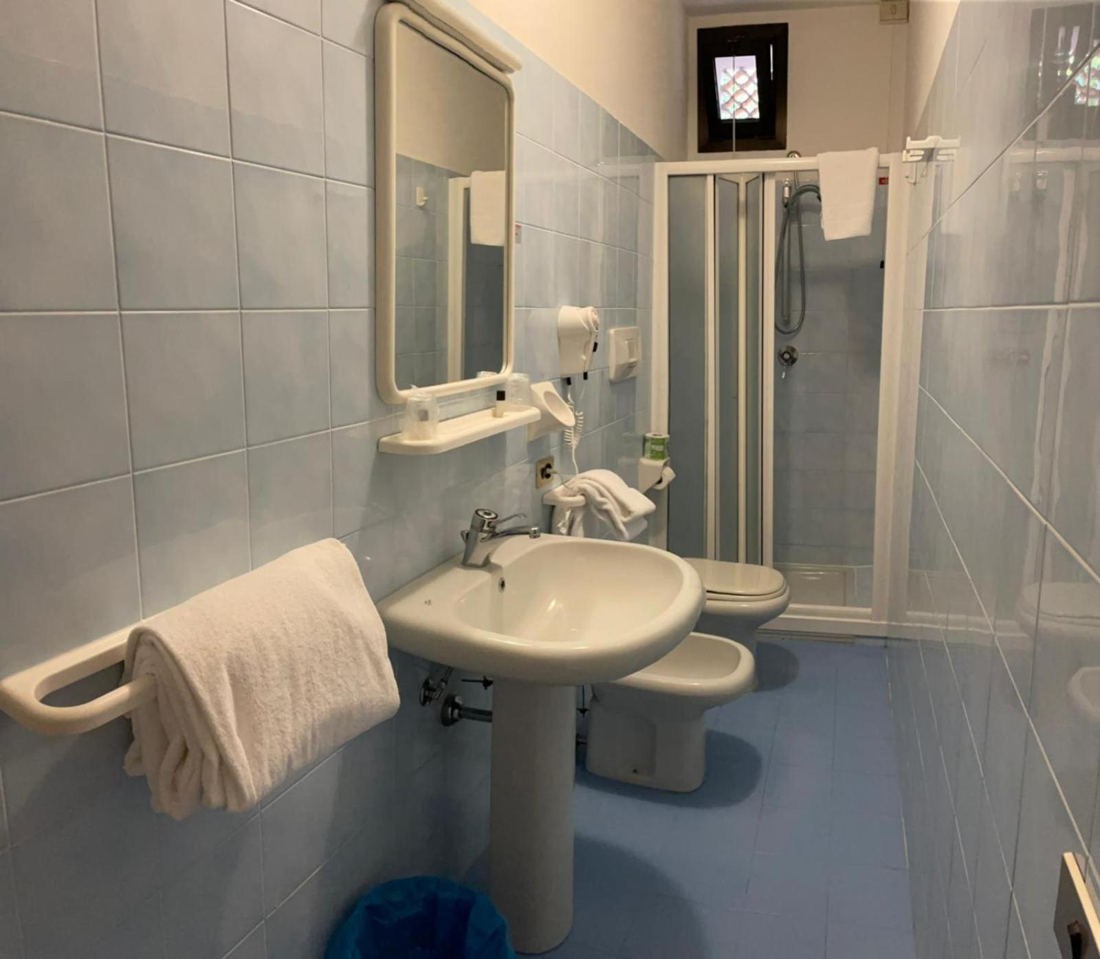 Garni Onda Hotel Torri Del Benaco Room photo